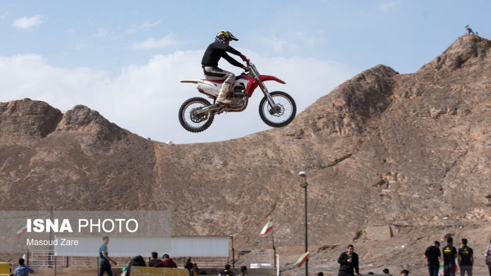 تجربه هیجان پرواز در پیست تمرینی موتور کراس یزد