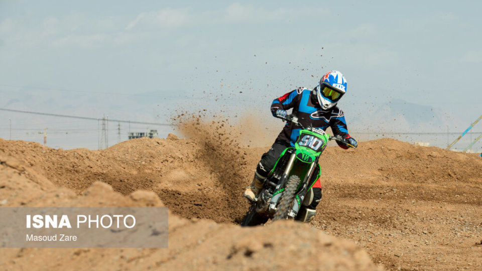 تجربه هیجان پرواز در پیست تمرینی موتور کراس یزد