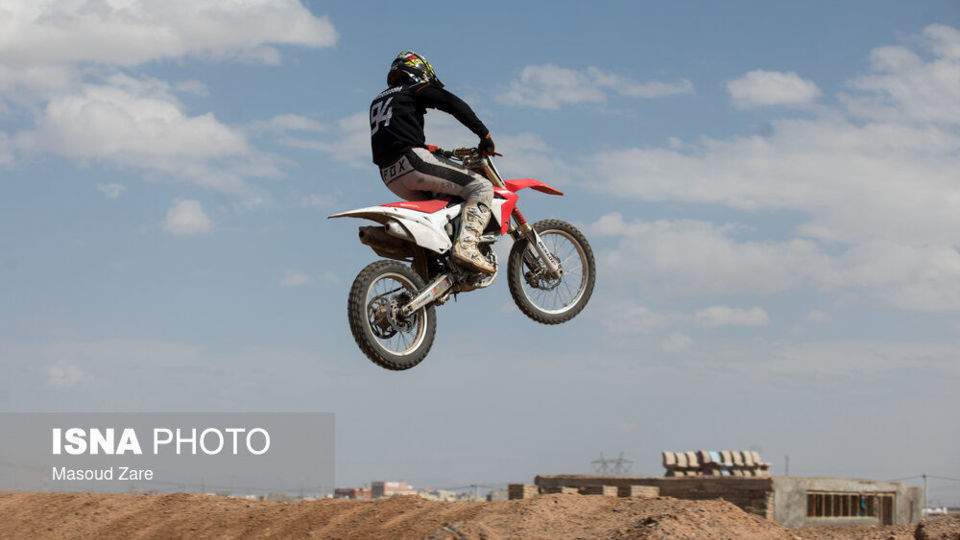 تجربه هیجان پرواز در پیست تمرینی موتور کراس یزد