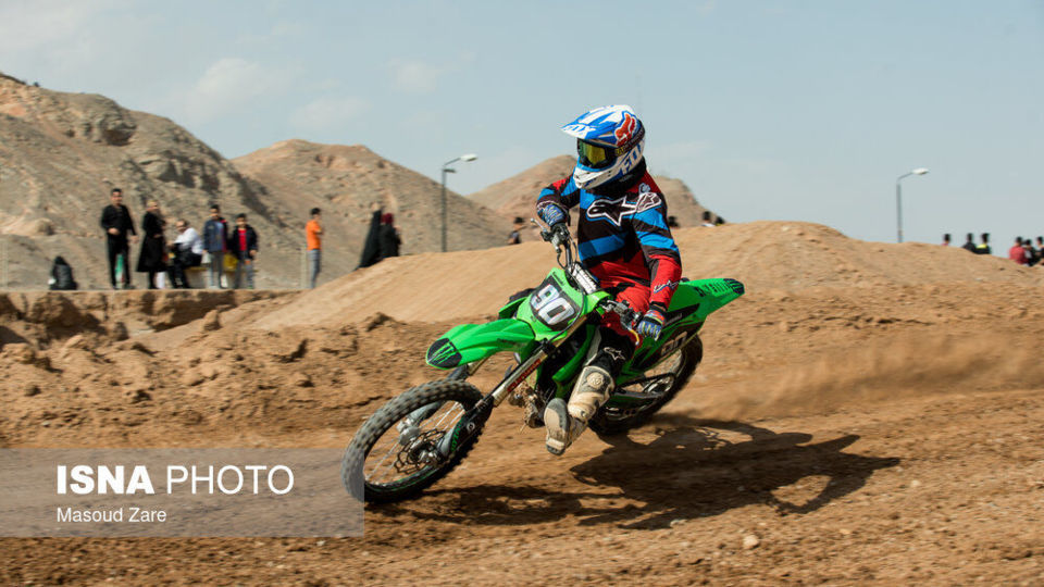 تجربه هیجان پرواز در پیست تمرینی موتور کراس یزد