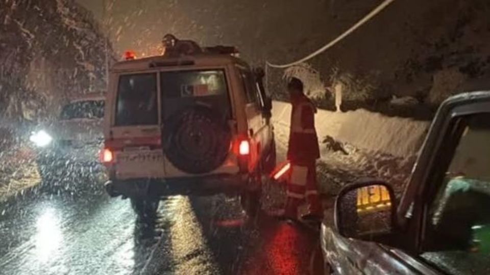 امدادرسانی هلال احمر به ۲۲۴ مسافر گرفتار شده در برف جاده چالوس