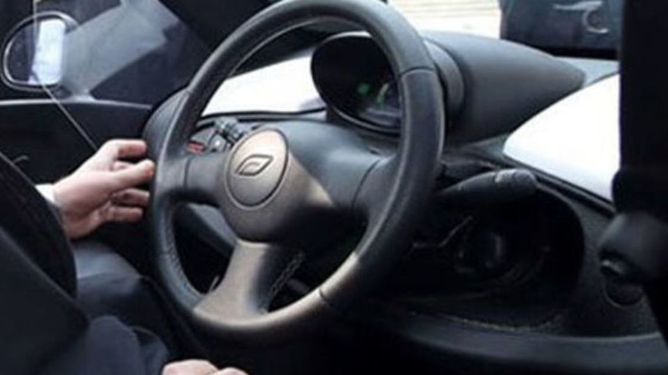 با این دست فرمان خودرو ارزان نمی شود! با این دست فرمان خودرو ارزان نمی شود!