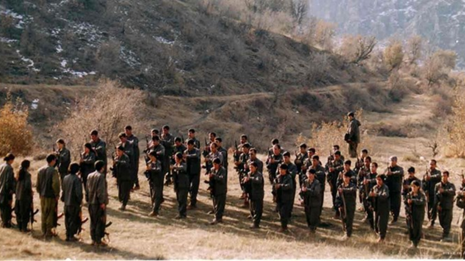 گوش پاسدارها را میبریدند و برای تمسخر با آنها تسبیح درست میکردند گوش پاسدارها را میبریدند و برای تمسخر با آنها تسبیح درست میکردند