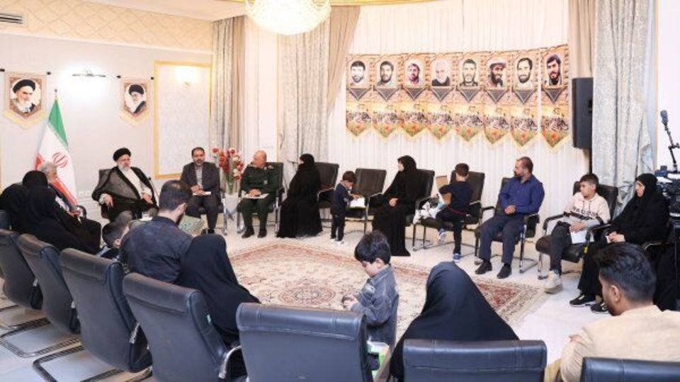 درخواست رئیسی از خانواده شهدا: از موضع صاحبان انقلاب، مطالبهگری کنید درخواست رئیسی از خانواده شهدا: از موضع صاحبان انقلاب، مطالبهگری کنید