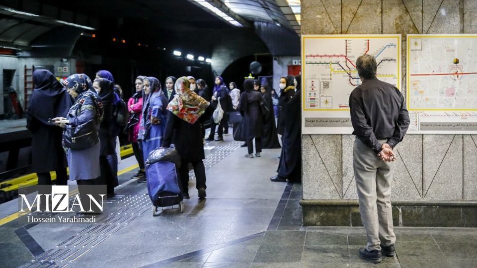 ممانعت از ورود آقایان به واگن ویژه بانوان در مترو تهران 