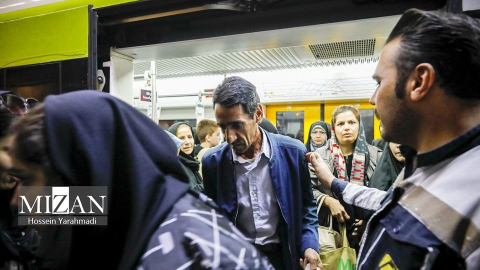 ممانعت از ورود آقایان به واگن ویژه بانوان در مترو تهران 