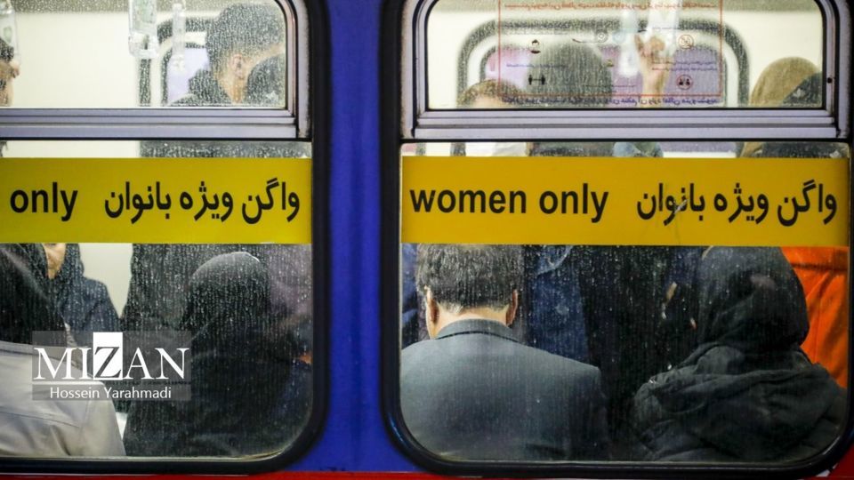 ممانعت از ورود آقایان به واگن ویژه بانوان در مترو تهران 