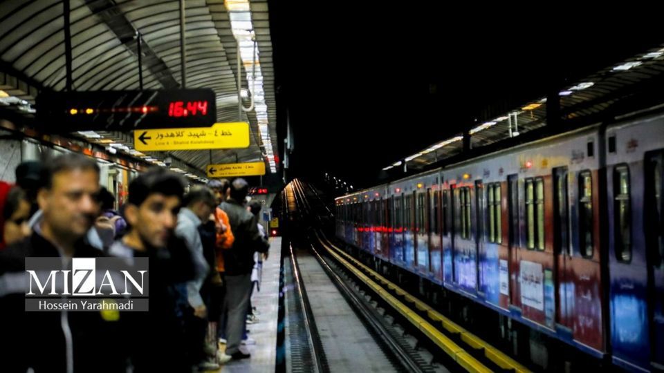 ممانعت از ورود آقایان به واگن ویژه بانوان در مترو تهران 