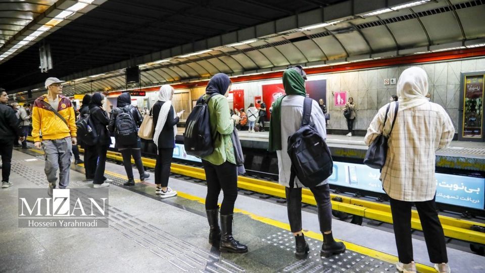 ممانعت از ورود آقایان به واگن ویژه بانوان در مترو تهران 