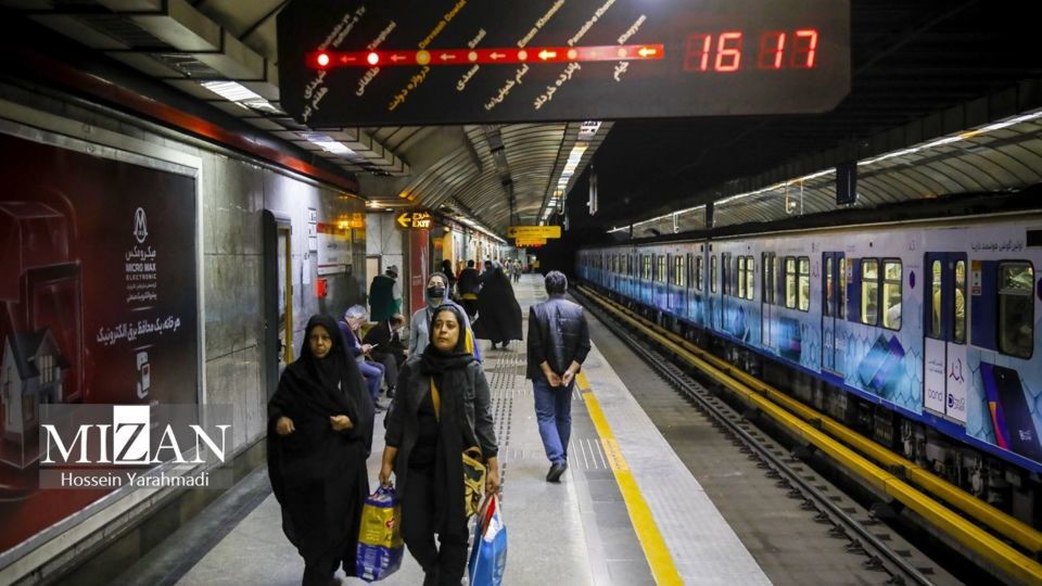 ممانعت از ورود آقایان به واگن ویژه بانوان در مترو تهران 