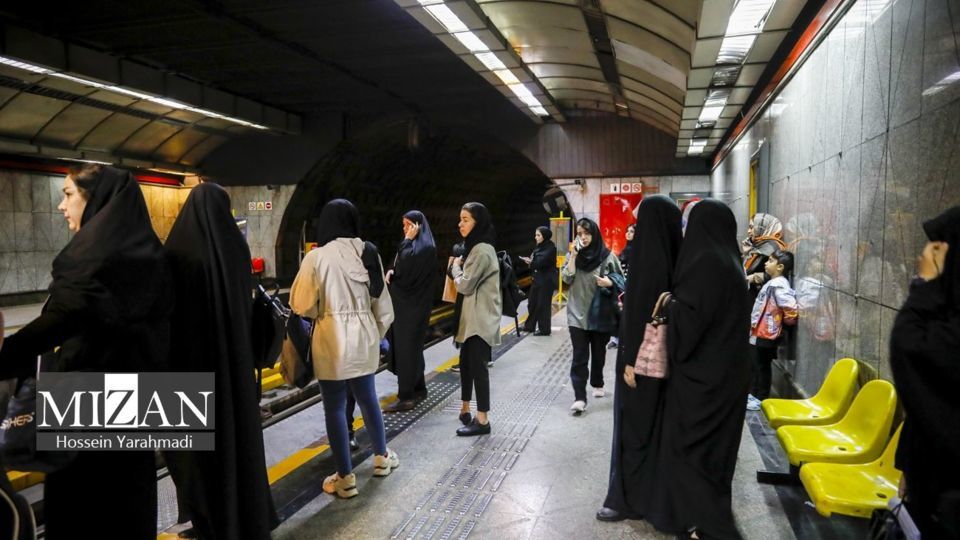 ممانعت از ورود آقایان به واگن ویژه بانوان در مترو تهران 