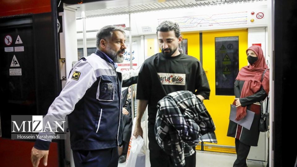 ممانعت از ورود آقایان به واگن ویژه بانوان در مترو تهران 