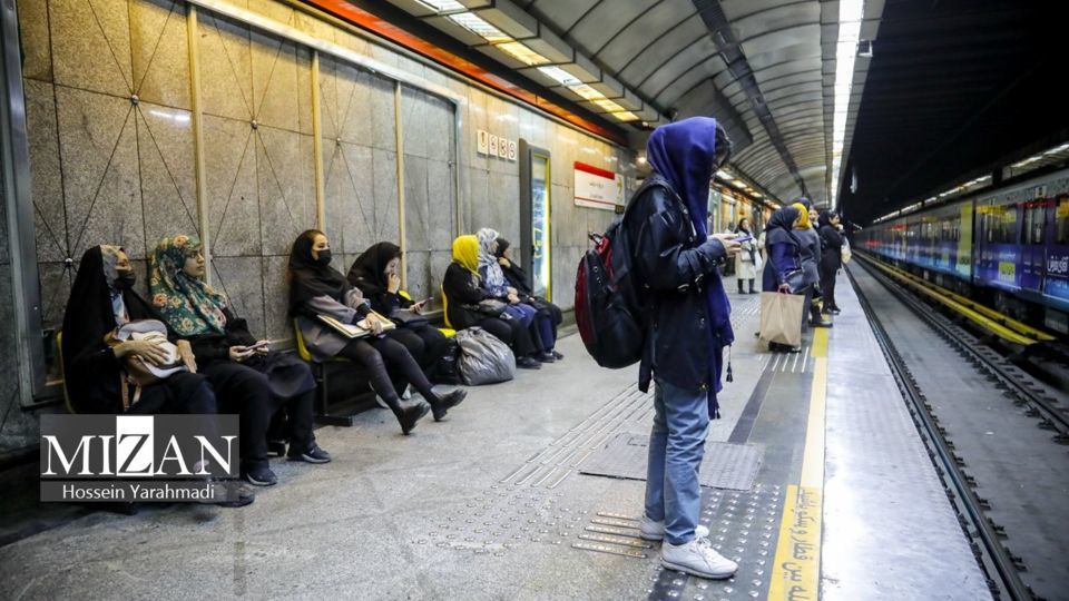 ممانعت از ورود آقایان به واگن ویژه بانوان در مترو تهران 