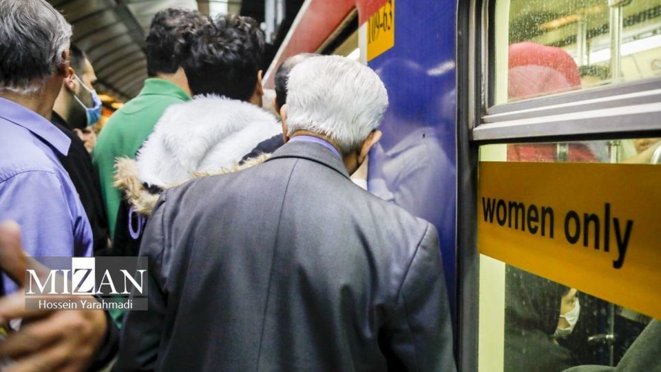 ممانعت از ورود آقایان به واگن ویژه بانوان در مترو تهران 