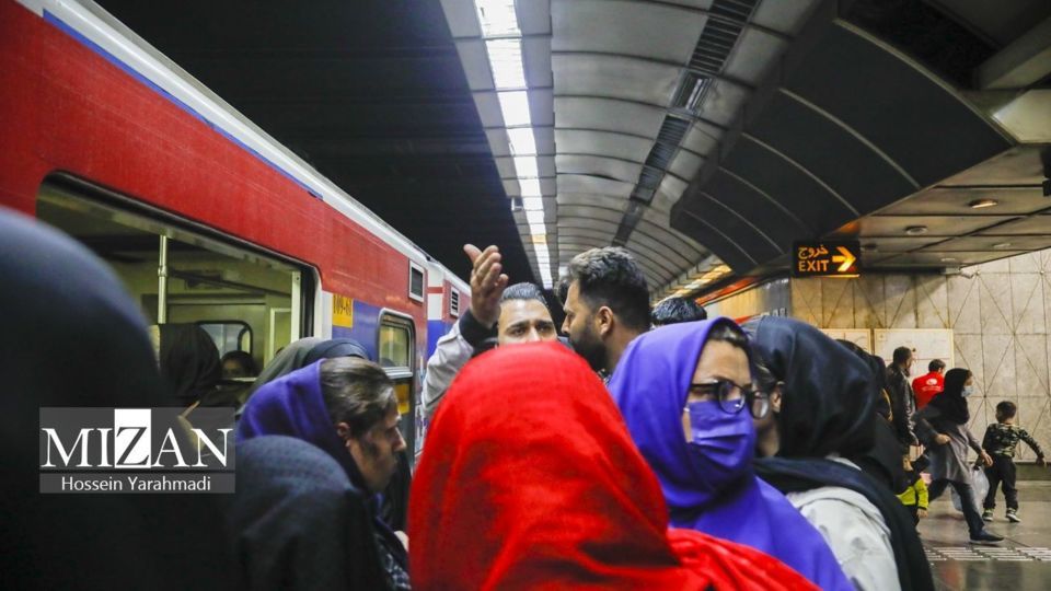 ممانعت از ورود آقایان به واگن ویژه بانوان در مترو تهران 