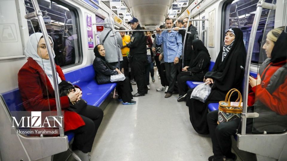 ممانعت از ورود آقایان به واگن ویژه بانوان در مترو تهران 
