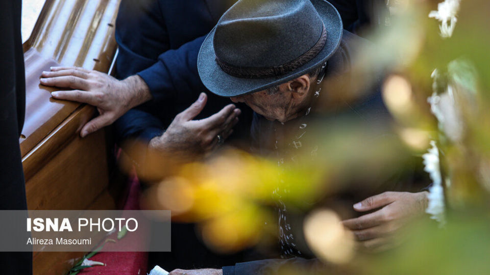 مراسم تشییع پیکر زنده‌یاد اکبر گلپا در قطعه هنرمندان