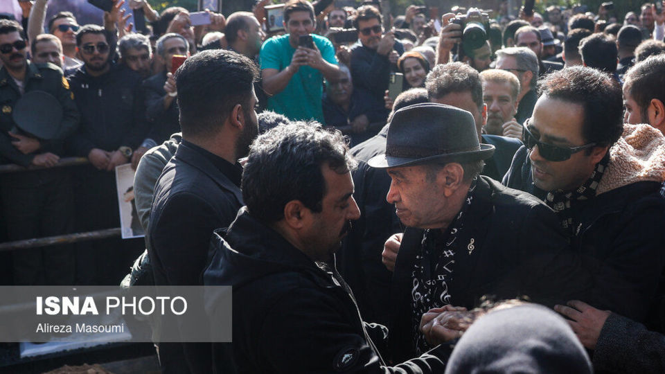 مراسم تشییع پیکر زنده‌یاد اکبر گلپا در قطعه هنرمندان