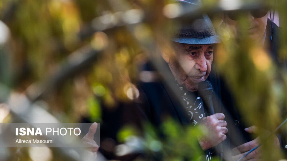 مراسم تشییع پیکر زنده‌یاد اکبر گلپا در قطعه هنرمندان