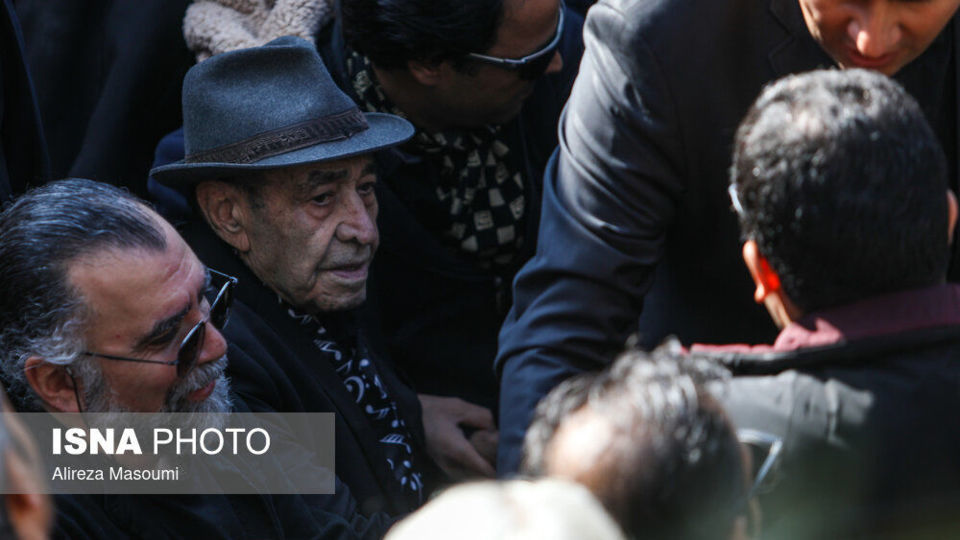 مراسم تشییع پیکر زنده‌یاد اکبر گلپا در قطعه هنرمندان