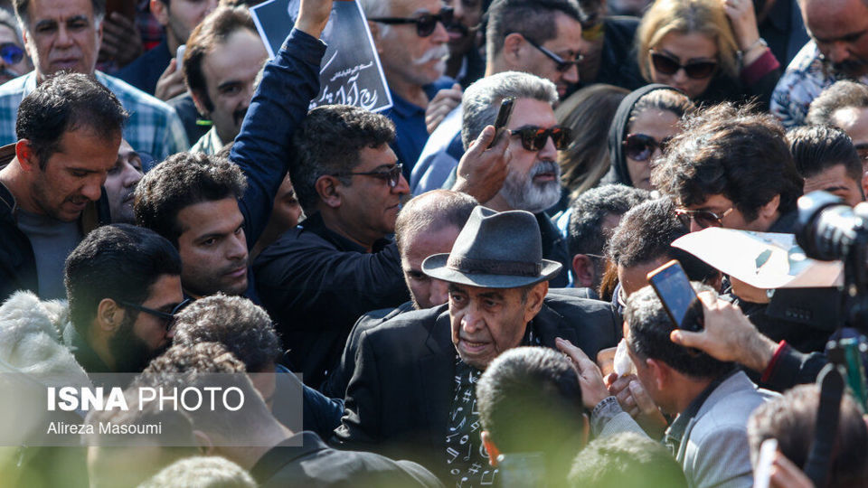 مراسم تشییع پیکر زنده‌یاد اکبر گلپا در قطعه هنرمندان