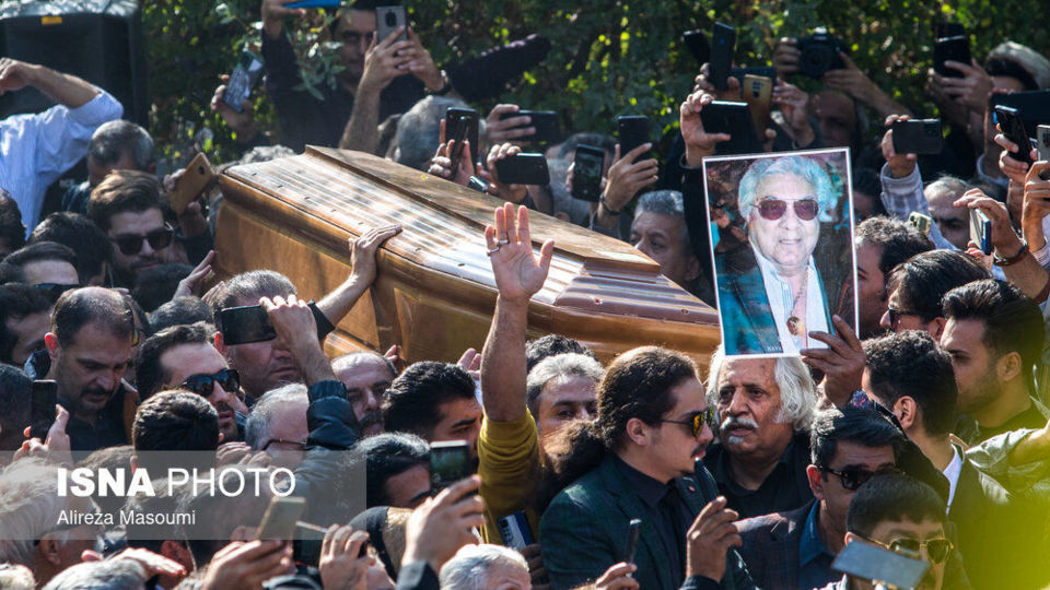 مراسم تشییع پیکر زنده‌یاد اکبر گلپا در قطعه هنرمندان