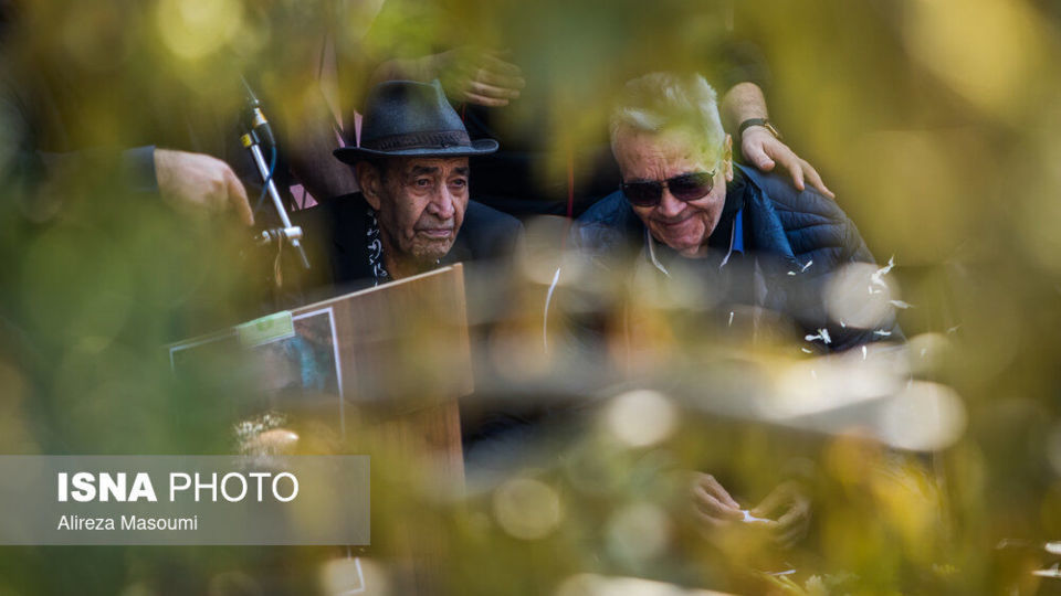 مراسم تشییع پیکر زنده‌یاد اکبر گلپا در قطعه هنرمندان