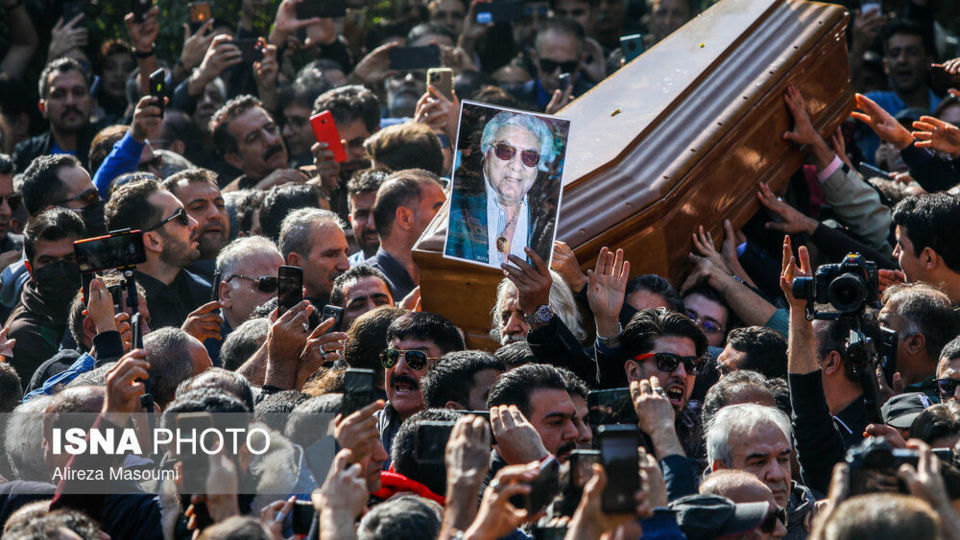مراسم تشییع پیکر زنده‌یاد اکبر گلپا در قطعه هنرمندان