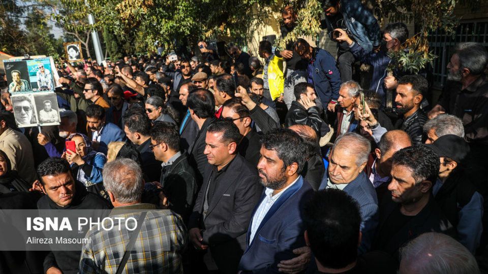 مراسم تشییع پیکر زنده‌یاد اکبر گلپا در قطعه هنرمندان