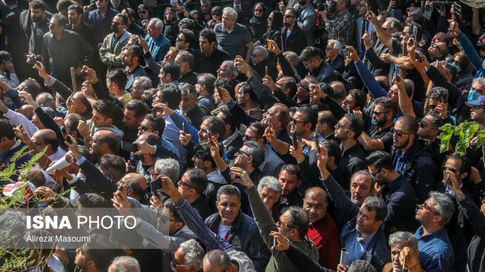 مراسم تشییع پیکر زنده‌یاد اکبر گلپا در قطعه هنرمندان