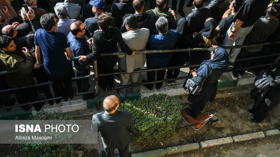 مراسم تشییع پیکر زنده‌یاد اکبر گلپا در قطعه هنرمندان