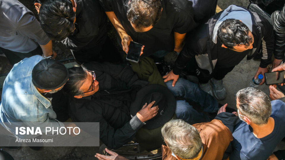 مراسم تشییع پیکر زنده‌یاد اکبر گلپا در قطعه هنرمندان