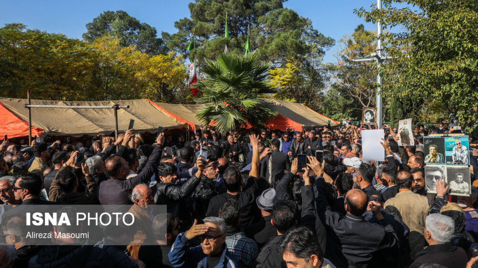 مراسم تشییع پیکر زنده‌یاد اکبر گلپا در قطعه هنرمندان