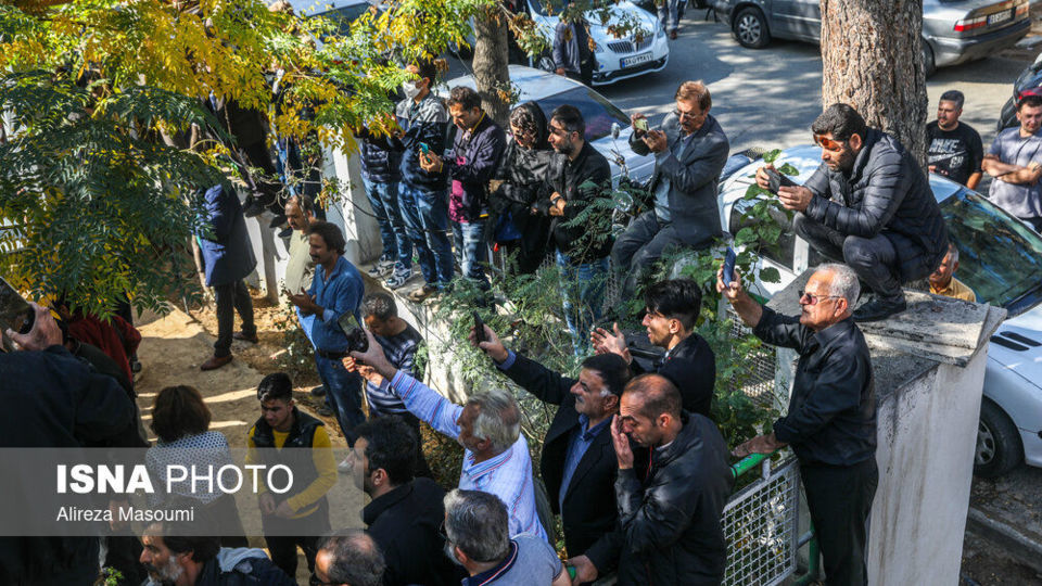 مراسم تشییع پیکر زنده‌یاد اکبر گلپا در قطعه هنرمندان