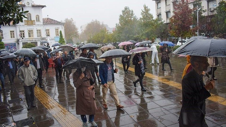 مراسم تشییع پروانه معصومی در رشت