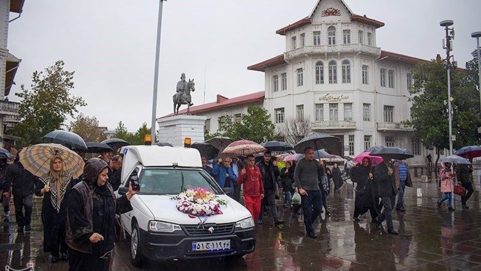 مراسم تشییع پروانه معصومی در رشت