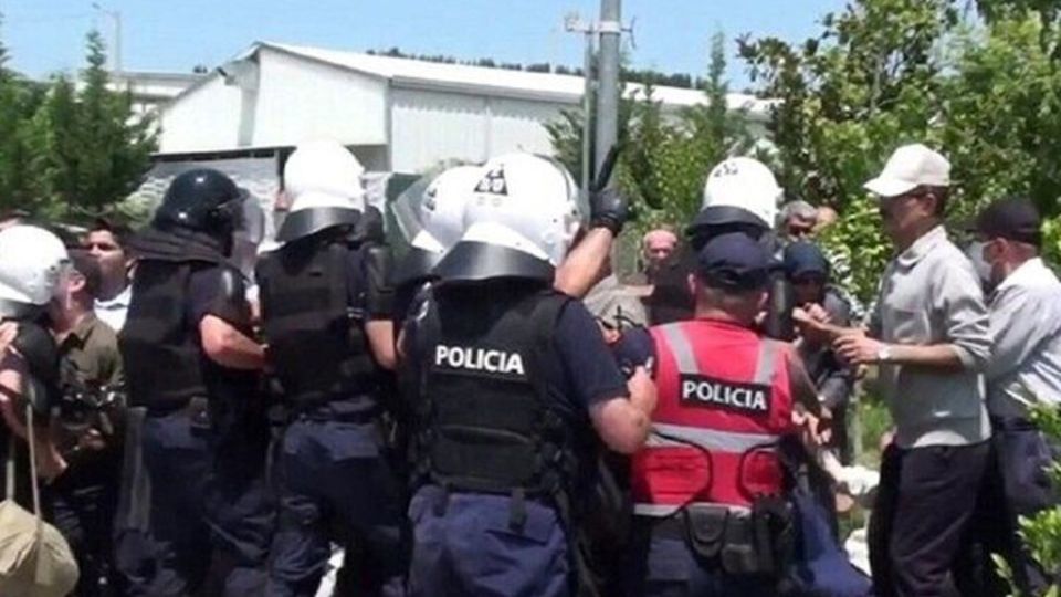 جزئیات جدید از حمله پلیس فرانسه به مقر منافقین / بازداشت سه نفر و کشف سلاح جزئیات جدید از حمله پلیس فرانسه به مقر منافقین / بازداشت سه نفر و کشف سلاح