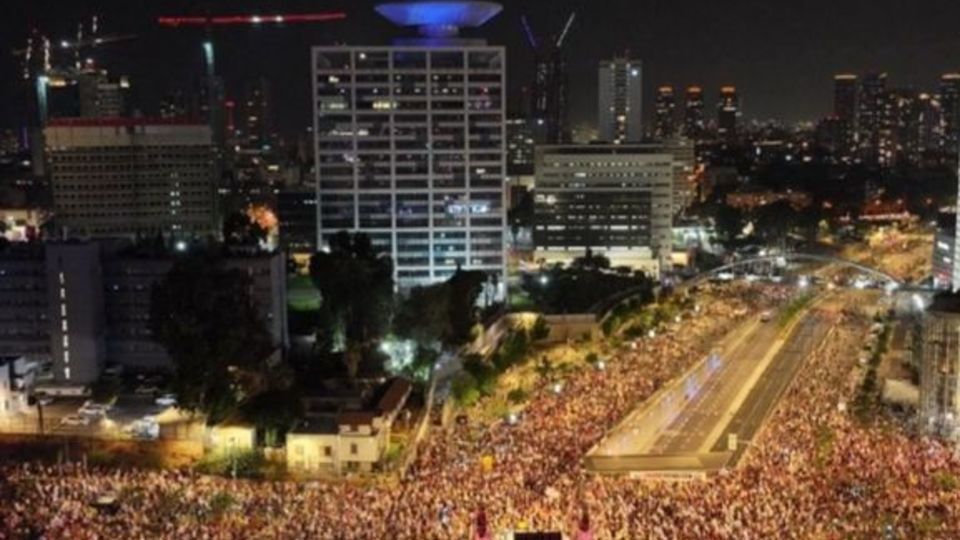 تظاهرات هزاران معترض ضد نتانیاهو در تلآویو تظاهرات هزاران معترض ضد نتانیاهو در تلآویو