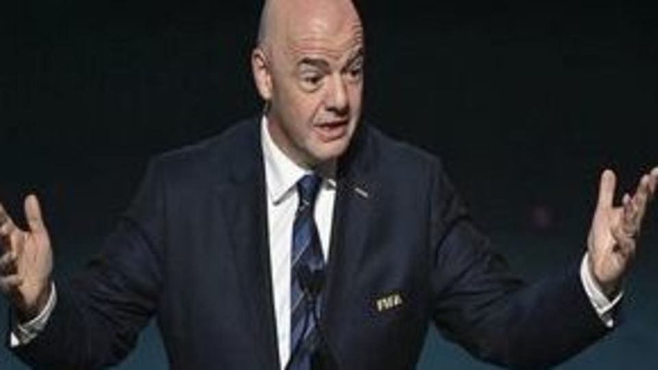 زمین فوتبالی از ایران اینفانتینو را به وجد آورد +عکس زمین فوتبالی از ایران اینفانتینو را به وجد آورد +عکس