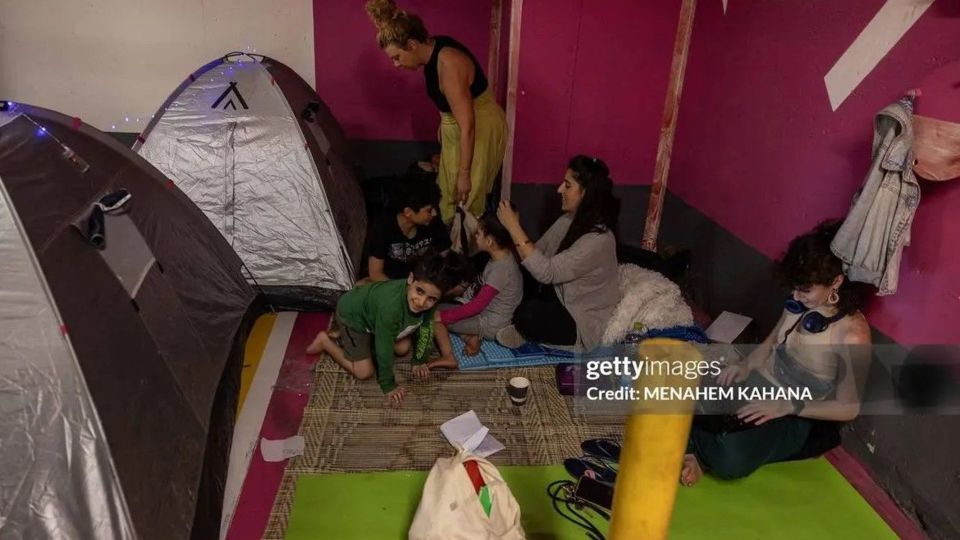 پناه گرفتن اسرائیلی‌ها در مترو از ترس حمله موشکی ایران 