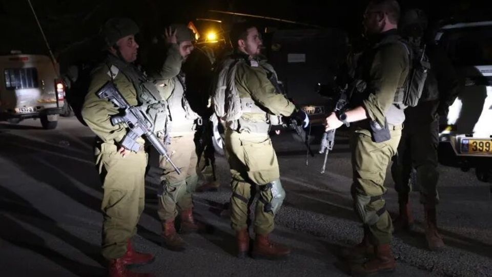 تفتیش منازل شهروندان سوری توسط صهیونیستها تفتیش منازل شهروندان سوری توسط صهیونیستها