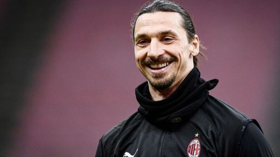 زلاتان: مسی کنار مجسمهها بازی میکند زلاتان: مسی کنار مجسمهها بازی میکند