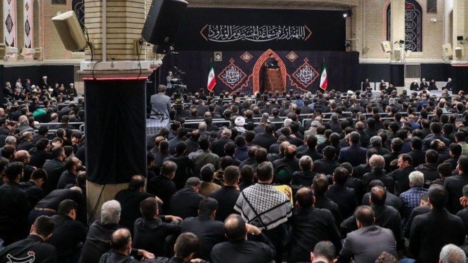  مراسم عزاداری شب تاسوعای حسینی (ع) در حسینیه امام خمینی (ره) 