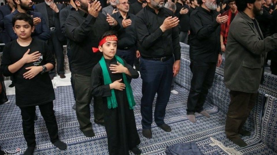  مراسم عزاداری شب تاسوعای حسینی (ع) در حسینیه امام خمینی (ره) 