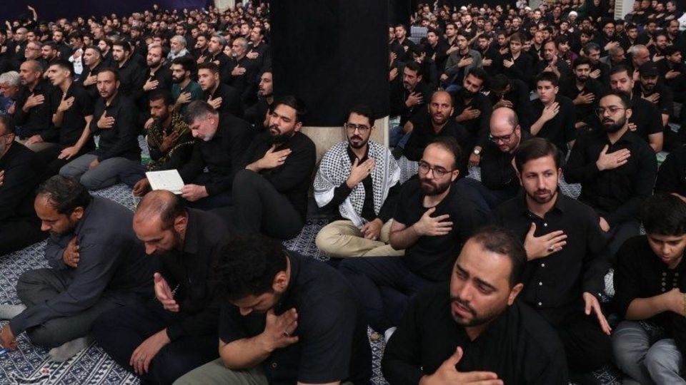  مراسم عزاداری شب تاسوعای حسینی (ع) در حسینیه امام خمینی (ره) 