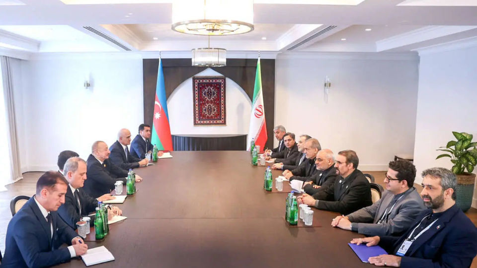 برخاستن پزشکیان هنگام ورود علیاف، حتی اگر نشانه ادب بود، ادب بیموقع بود برخاستن پزشکیان هنگام ورود علیاف، حتی اگر نشانه ادب بود، ادب بیموقع بود