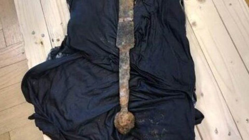 یک ماهیگیر شمشیری تاریخی را از دل رودخانه کشف کرد یک ماهیگیر شمشیری تاریخی را از دل رودخانه کشف کرد