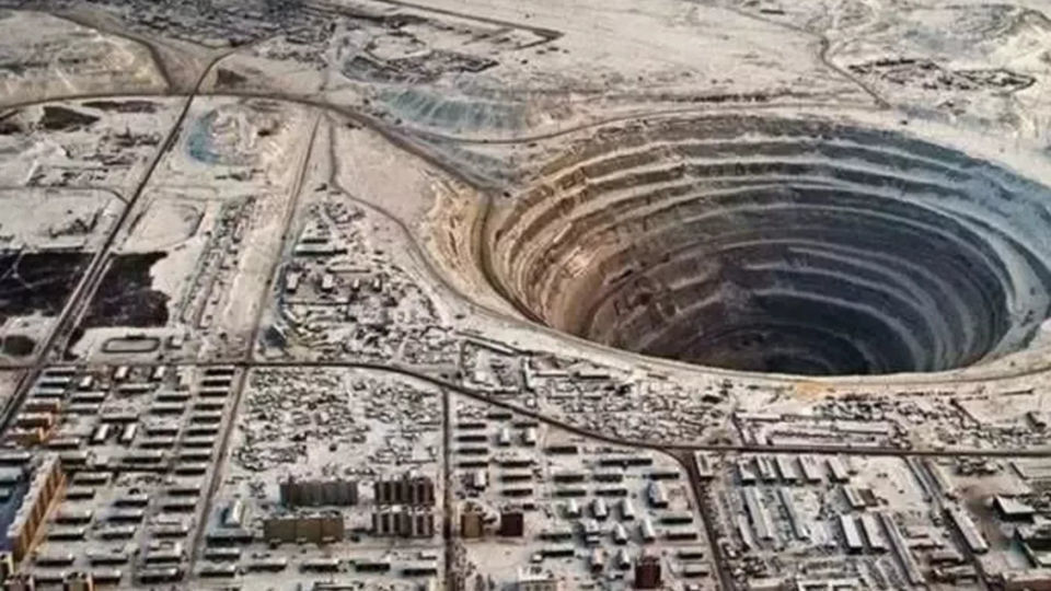 معدن الماسی که میتواند هلیکوپتر را به درون خود بکشد + ویدئو معدن الماسی که میتواند هلیکوپتر را به درون خود بکشد + ویدئو