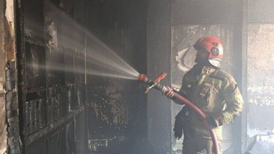 آتشسوزی فروشگاه کفش زیر پل روشندلان/ حضور ۵ ایستگاه آتشنشانی در محل آتشسوزی فروشگاه کفش زیر پل روشندلان/ حضور ۵ ایستگاه آتشنشانی در محل