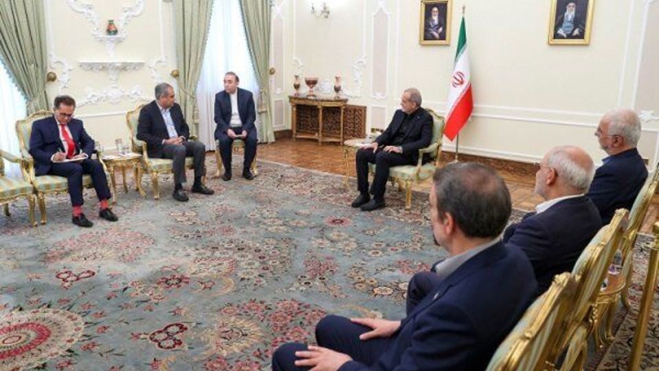 پزشکیان در دیدار با وزیر کشور پاکستان: همبستگی میان ملل اسلامی راهبرد شوم رژیم را خنثی میکند پزشکیان در دیدار با وزیر کشور پاکستان: همبستگی میان ملل اسلامی راهبرد شوم رژیم را خنثی میکند